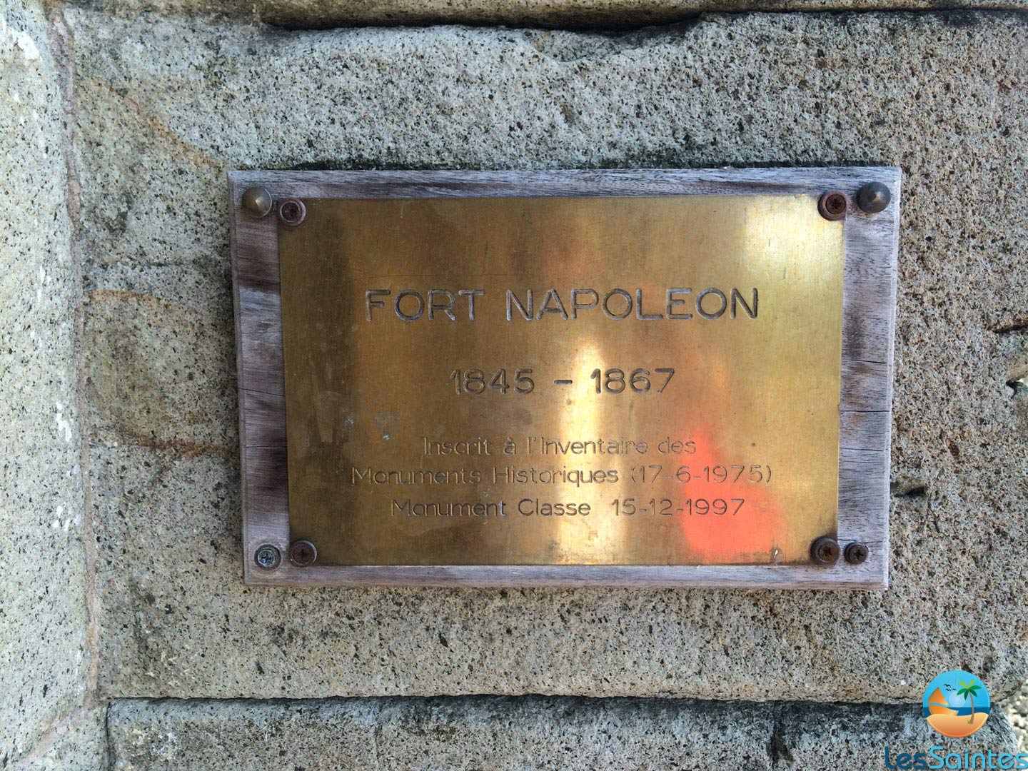 Plaque à l'entrée du fort Napoléon